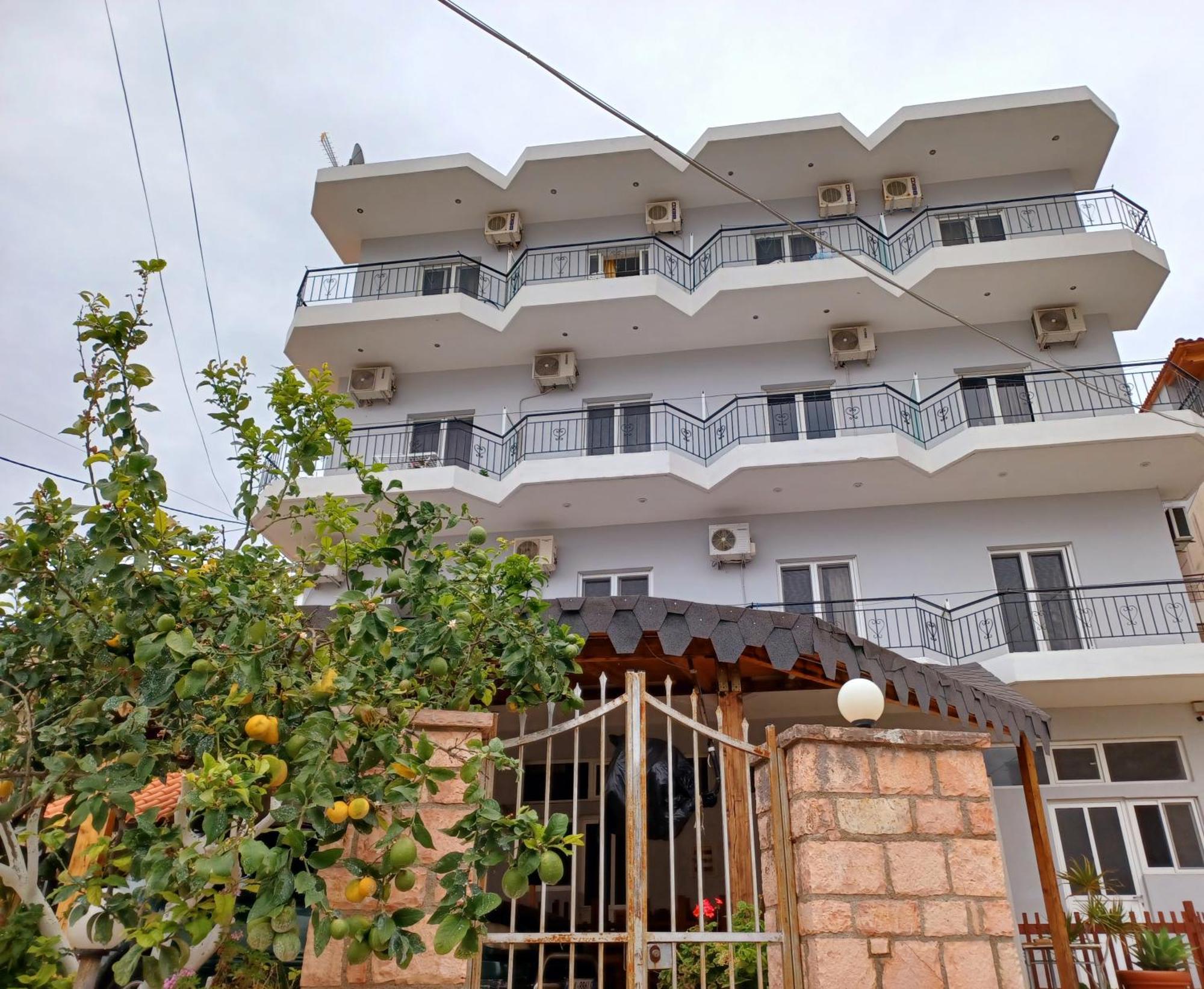Arileo Hotel Himare Buitenkant foto