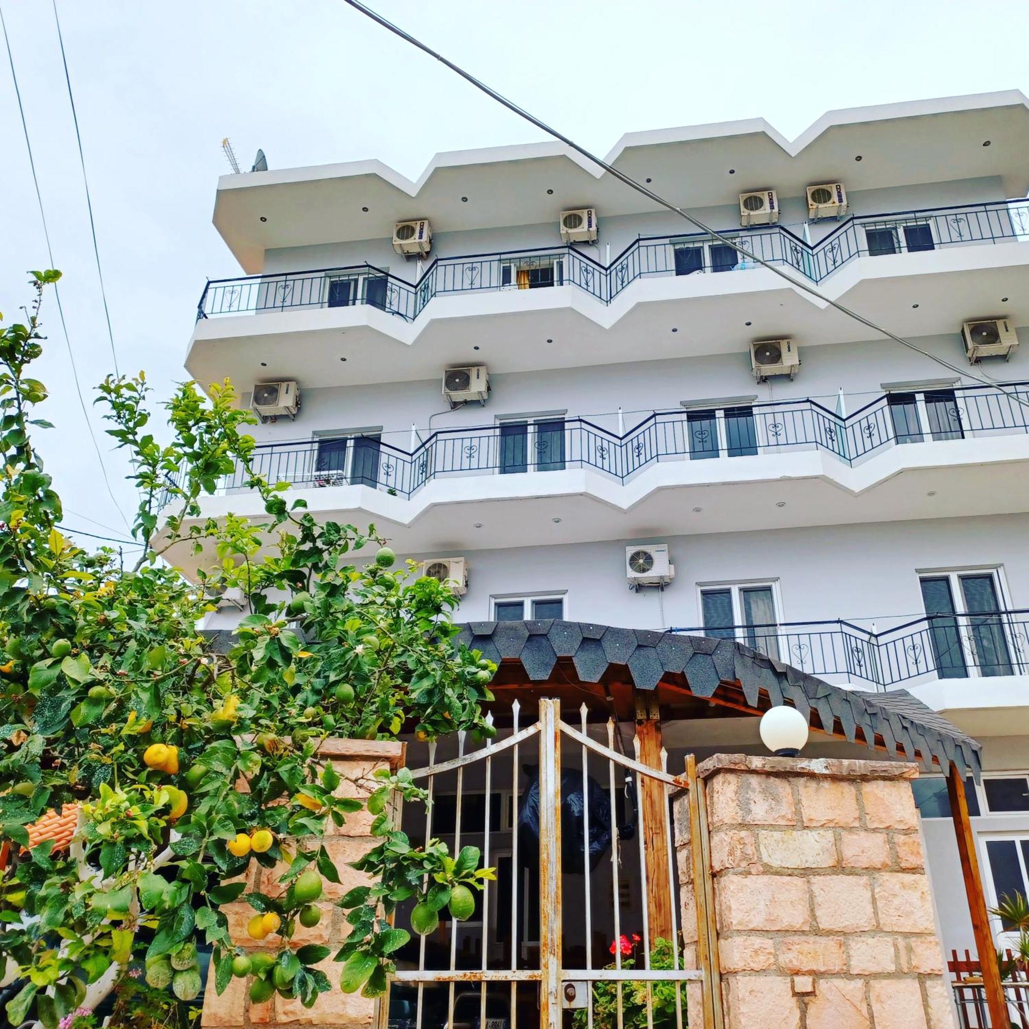 Arileo Hotel Himare Buitenkant foto