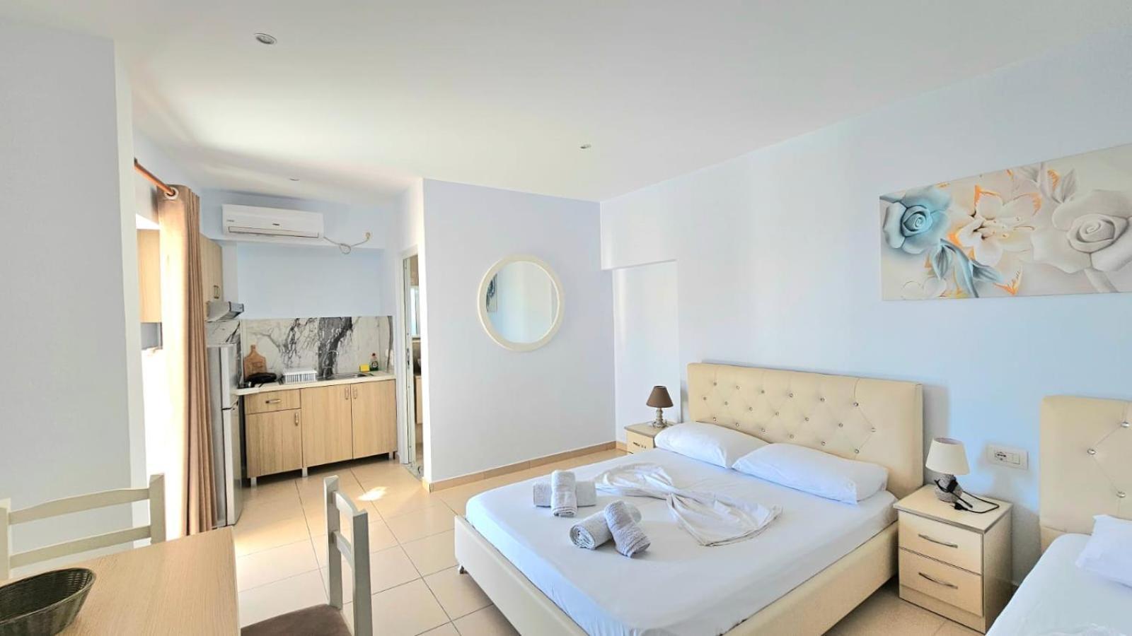 Arileo Hotel Himare Buitenkant foto