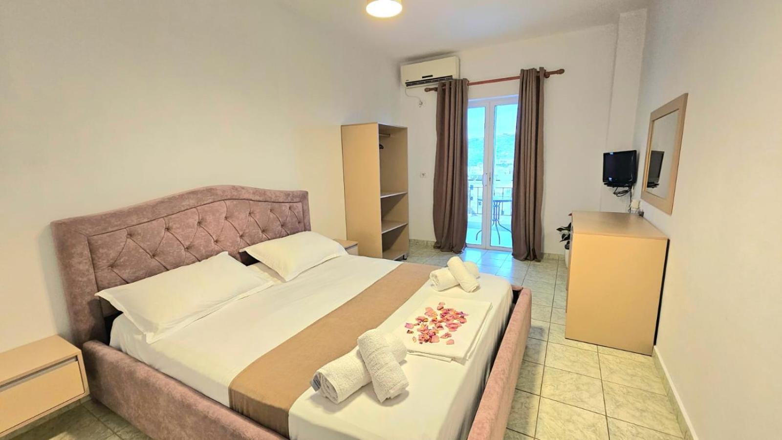 Arileo Hotel Himare Buitenkant foto