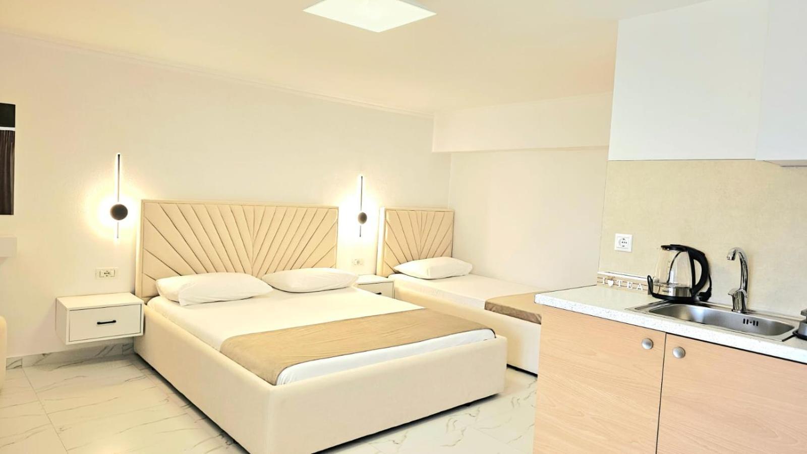 Arileo Hotel Himare Buitenkant foto