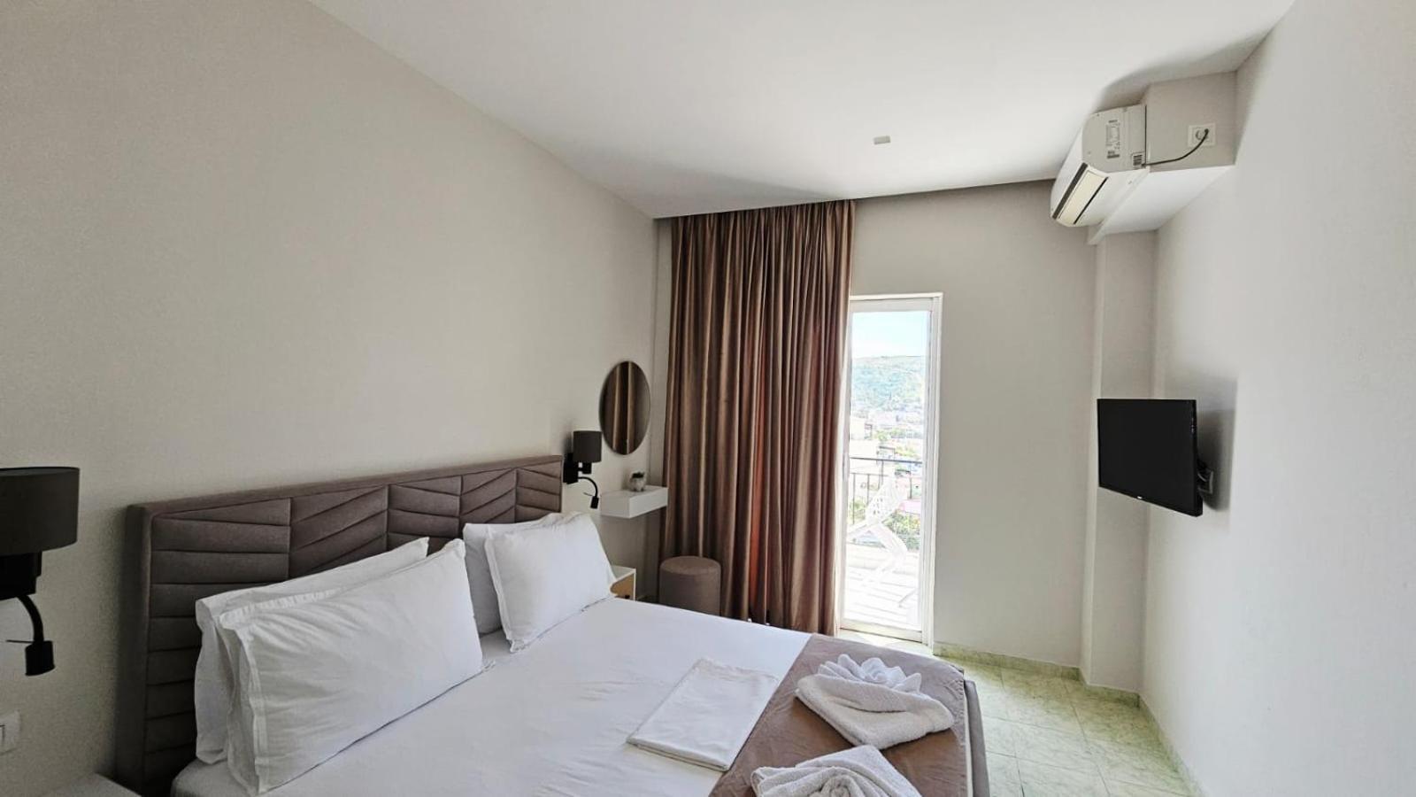 Arileo Hotel Himare Buitenkant foto